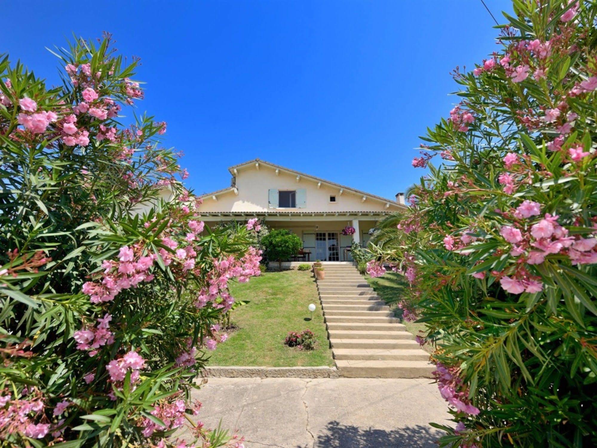 Mas Saint-Ange Bed & Breakfast Люнел Екстериор снимка